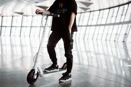 Foldable Electric Scooter – 18.6-Mile Range, 15.5 mph, White